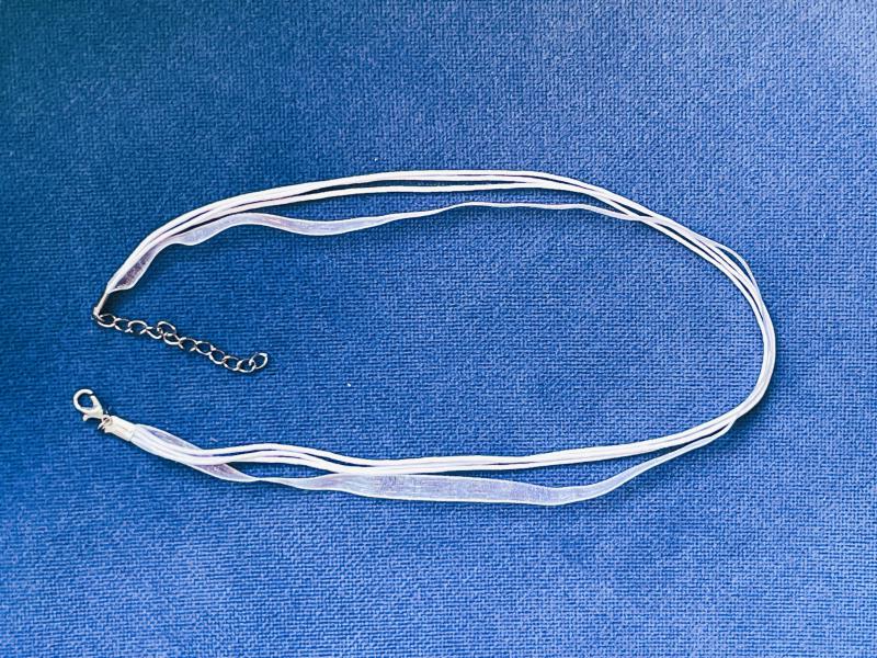 Fehér Organza Nyaklánc – A Fény és Tisztaság Forrása