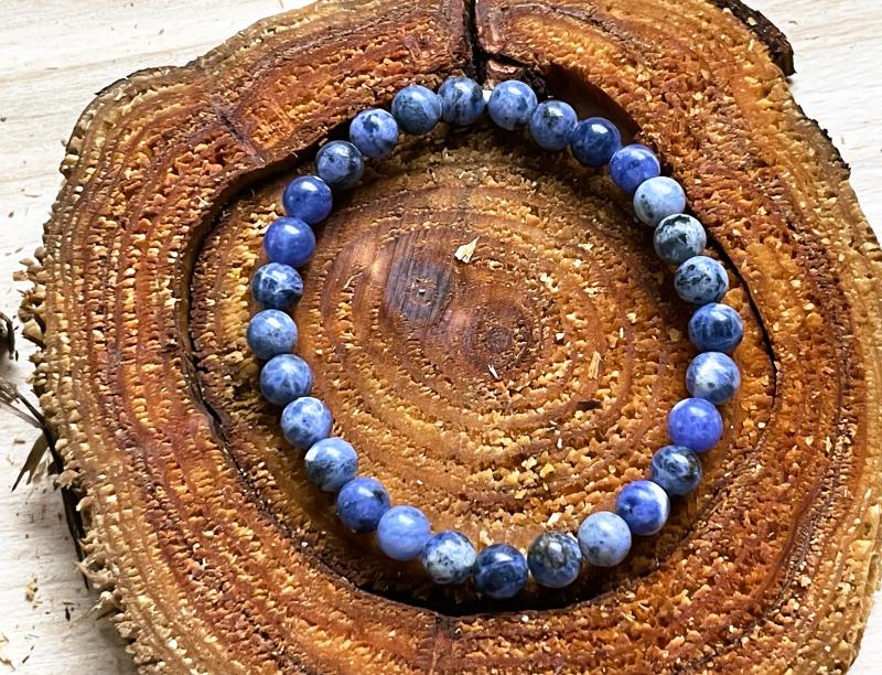 Igazság Hangja – Szodalit golyó karkötő (6-7 mm)