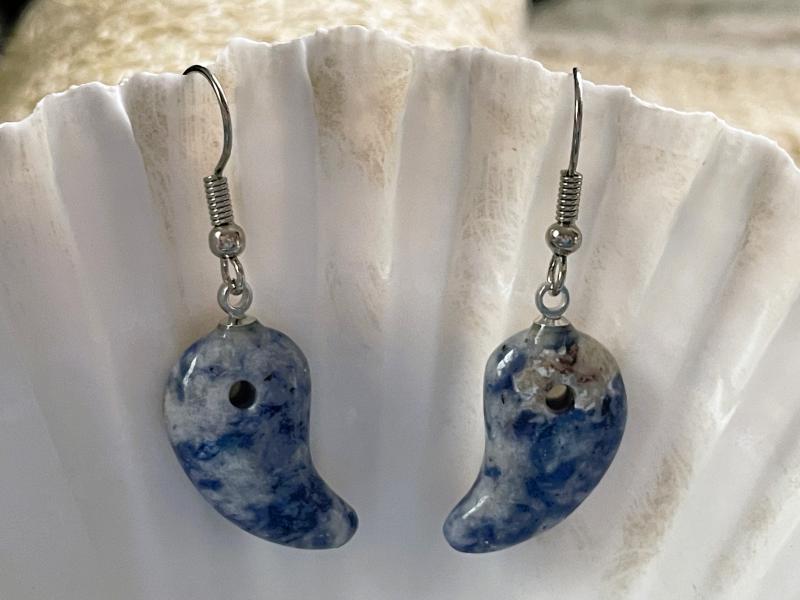 Jin-Jang – Kék szodalit ásványos angyalszárny fülbevaló