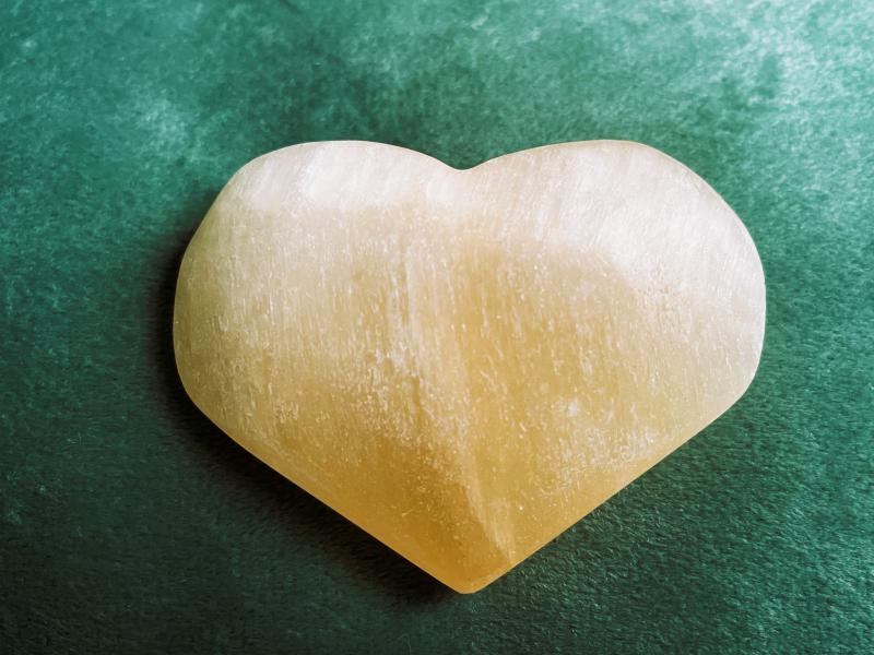 Lélekmelengető – Narancs szelenit szív (5-6 cm, marokkő méret)