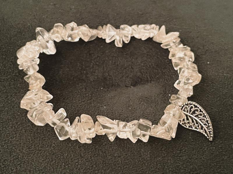 Lombhullató Fény – Természetközeli Hegyikristály Női Karkötő Levél Medállal