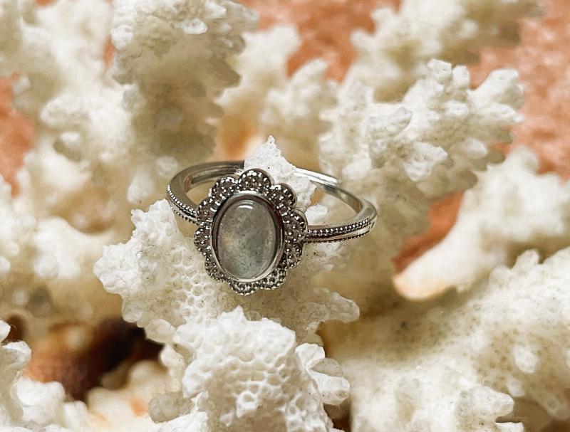 Misztikus Virágzás – Állítható labradorit gyűrű virág foglalatban