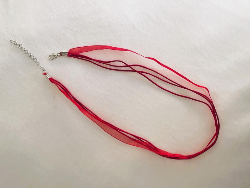 Piros Organza Nyaklánc – Szenvedély és Vitalitás