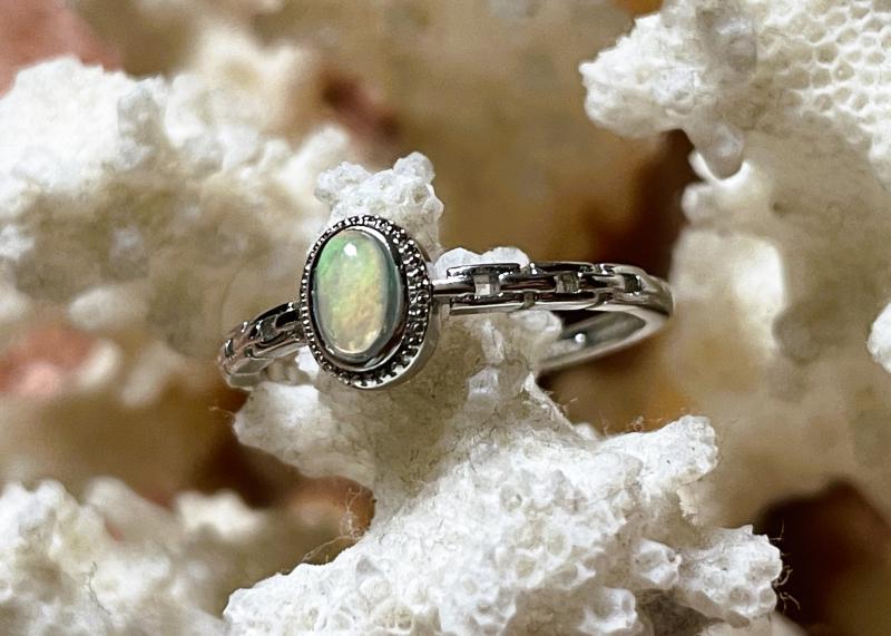 Reménység Fénye – Állítható fehér opál ovális gyűrű