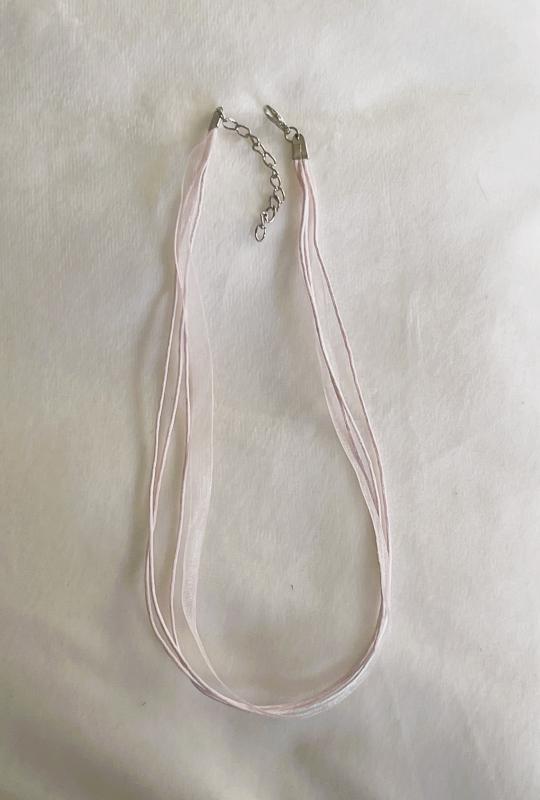 Rózsaszín Organza Nyaklánc – A Gyengéd Szeretet