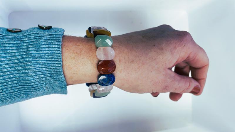 Színpompás Egyensúly – Vegyes ásvány ovális fazonú téglalap karkötő