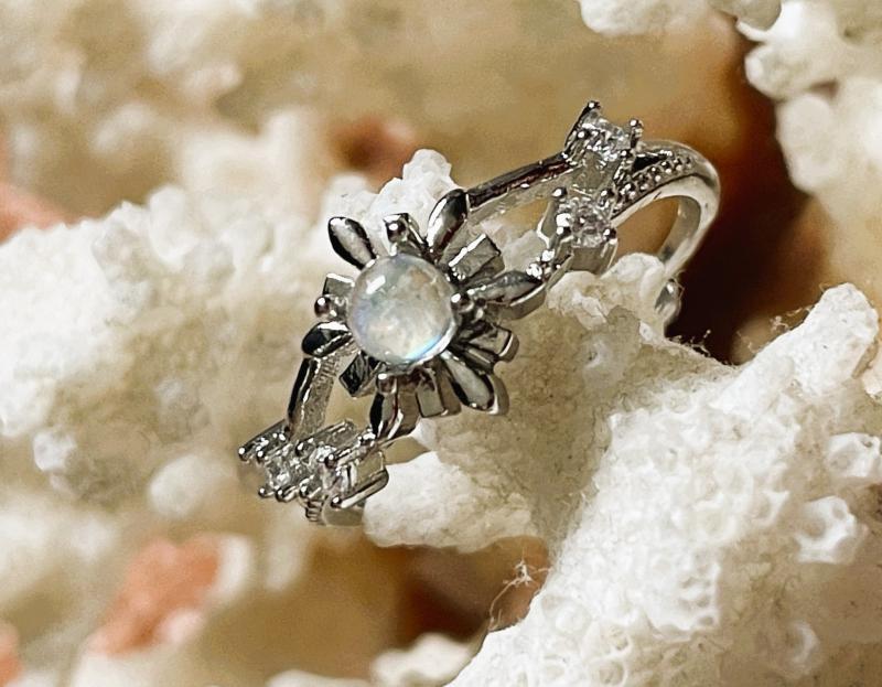 Téli Mese – Állítható labradorit gyűrű hópehely foglalatban