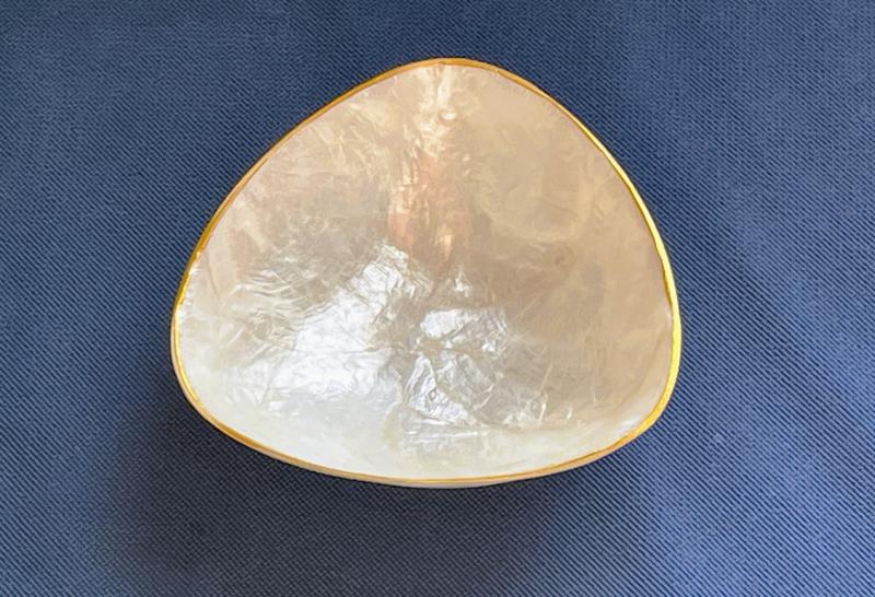 „Tenger Csillaga” Háromszög Alakú Fehér Kagyló Tál – Aranyszegéllyel