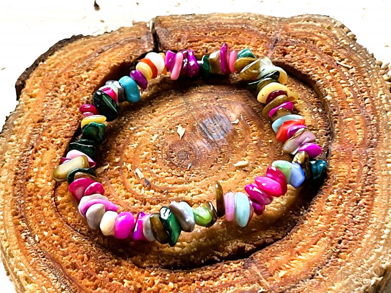 Tengerparti Hangulat – Vidám, színes kagyló karkötő