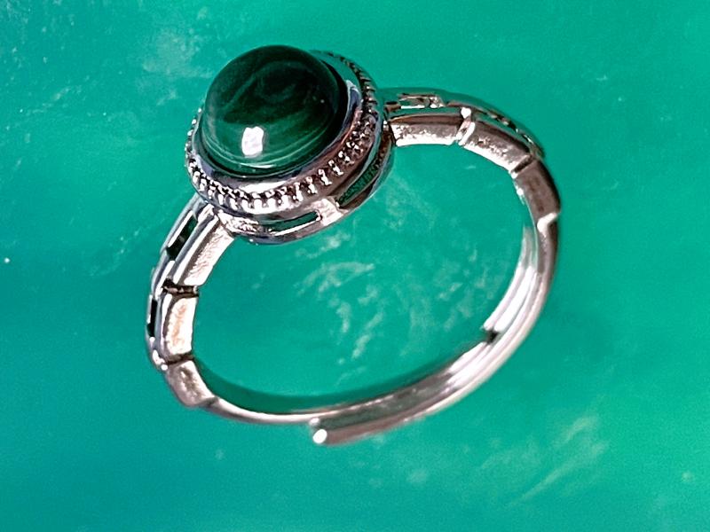 Természet Szíve – Állítható malachit gyűrű kerek foglalatban