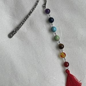 7 Csakra Ásvány Könyvjelző – Ezüst színű toll piros bojttal