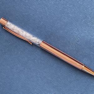 A Szív Hangja – Rózsakvarc ásvány golyóstoll rosegold színben