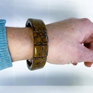 A Vadon Hívása – Leopárdkő karkötő arany színű téglalap alapon (rugalmas)