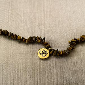 Arany Oltalmazó – Természetközeli Tigrisszem Női Karkötő OHM Medállal