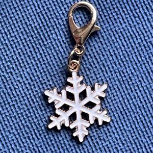 Aranyló Hópehely – Fehér tűzzománc kulcstartó charm dísz