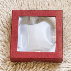 „Bordó Elegancia” Négyzet alakú Díszdoboz – Selyem béléssel (9x9 cm)