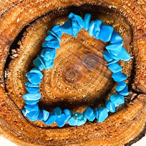 Csendes Erő – Természetközeli howlit karkötő