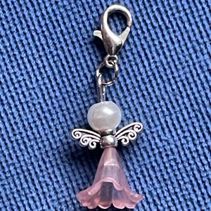 Égi Oltalom – Ezüst és barack angyal charm dísz kulcstartóhoz