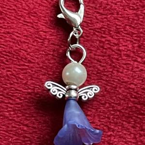 Égi Oltalom – Ezüst és királykék angyal charm dísz kulcstartóhoz