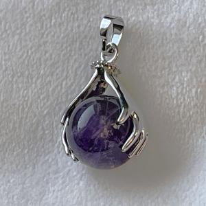 „Égi Oltalom” Ametiszt Gömb Medál – Kéz Motívummal (16 mm)