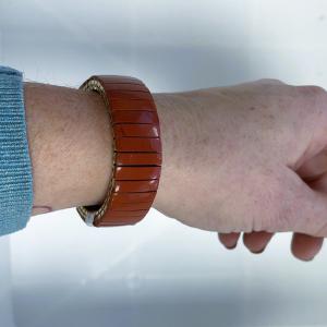 Életerő Forrása – Vörös jáspis karkötő arany színű rugalmas alapon