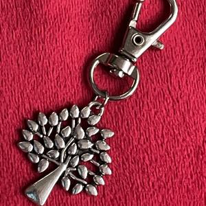 Ezüst Életfa Kulcstartó charm – A stabilitás és növekedés szimbóluma