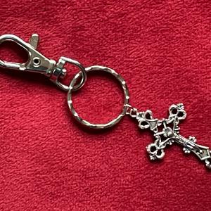 Ezüst Kereszt Kulcstartó – Hit és védelem szimbóluma