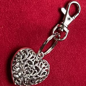 Ezüst Szív Kulcstartó – A szeretet és a ragaszkodás szimbóluma