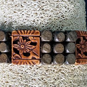 Faragott Virágos Fa Karkötő – Háromsoros Kézműves Ékszer Natúr Stílusban