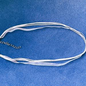 Fehér Organza Nyaklánc – A Fény és Tisztaság Forrása