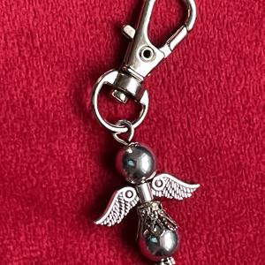 Hematit Őrangyal – Ezüst színű ásvány kulcstartó charm