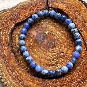 Igazság Hangja – Szodalit golyó karkötő (6-7 mm)