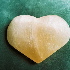Lélekmelengető – Narancs szelenit szív (5-6 cm, marokkő méret)