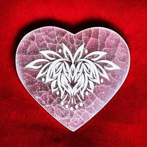 Lótuszvirág Nyugalma – Szelenit lapos szív lótusz motívummal (10 cm)