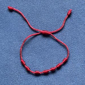 Piros 7 Csomós Védelmező Karkötő