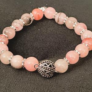 Pünkösdi Ragyogás – Pink Jáde Női Karkötő Virág Köntösben