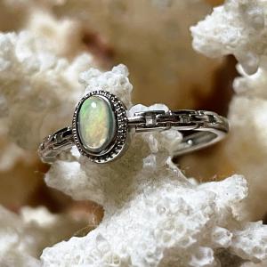 Reménység Fénye – Állítható fehér opál ovális gyűrű