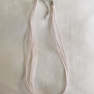 Rózsaszín Organza Nyaklánc – A Gyengéd Szeretet