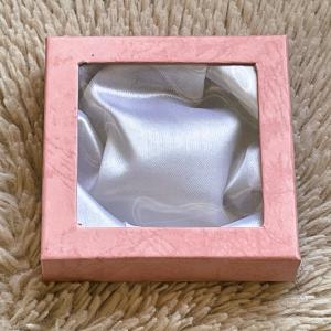 „Rózsaszirom” Négyzet alakú Díszdoboz – Selyem béléssel (9x9 cm)