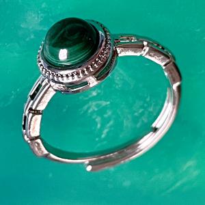 Természet Szíve – Állítható malachit gyűrű kerek foglalatban