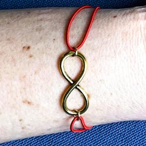 Végtelen Szeretet Gyerek Karkötő – Piros Védelmező Zsinórral