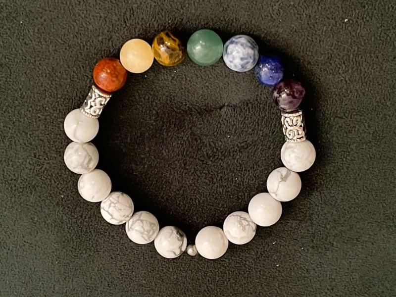 Tiszta Egyensúly – Howlit Férfi Karkötő 7 Csakra Ásvánnyal