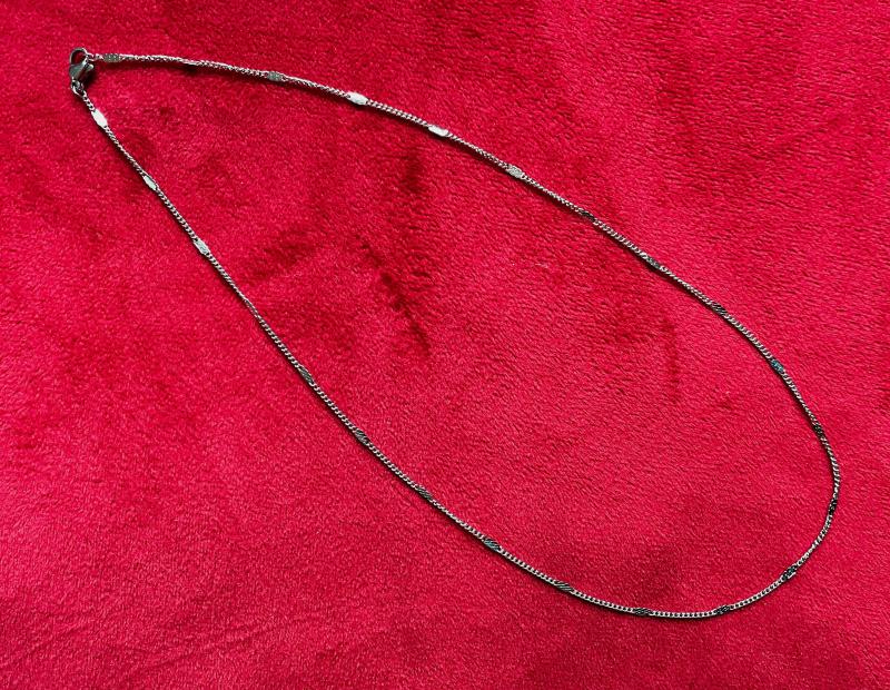 Tiszta Elegancia – Letisztult orvosi acél lánc