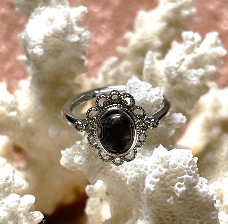 Viharos Elegancia – Állítható Pietersite gyűrű virág foglalatban