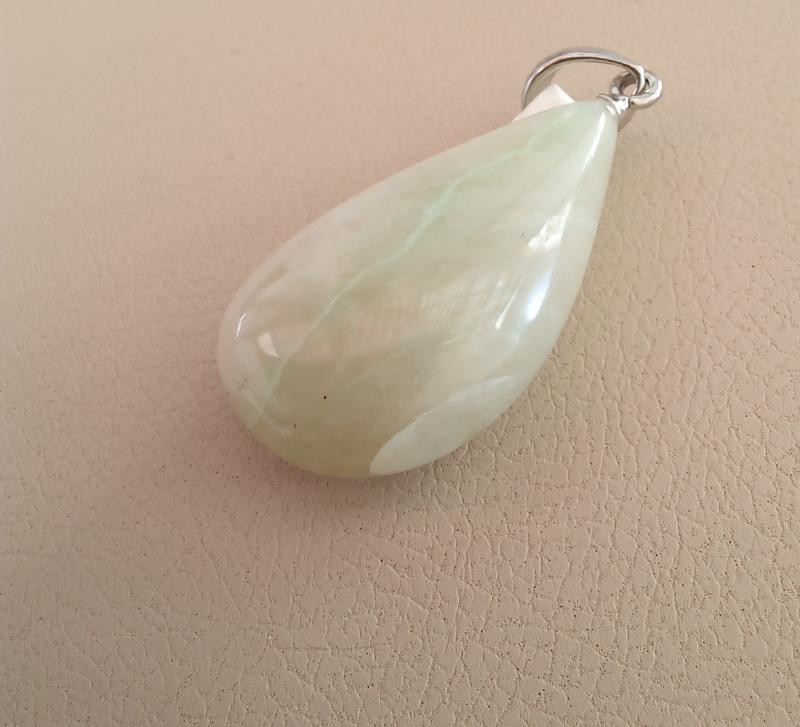 Garnierit csepp medál