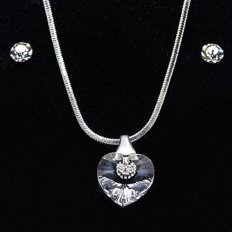 Swanis ékszerszett szíves (10mm) medállal - víztiszta + AJÁNDÉK díszdoboz