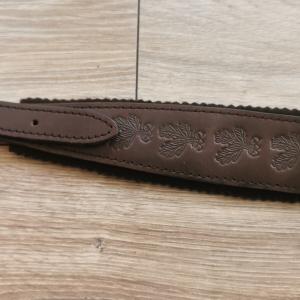 Bőr puskaszíj tölgyfa motívummal