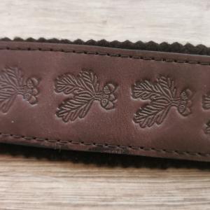 Bőr puskaszíj tölgyfa motívummal