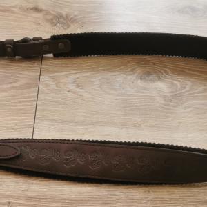 Bőr puskaszíj tölgyfa motívummal