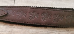 Bőr puskaszíj tölgyfa motívummal